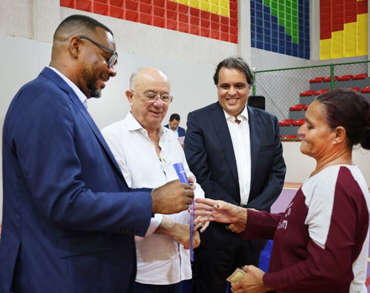 Prefeitura entrega escrituras de casas aos moradores da comunidade de Prato Branco