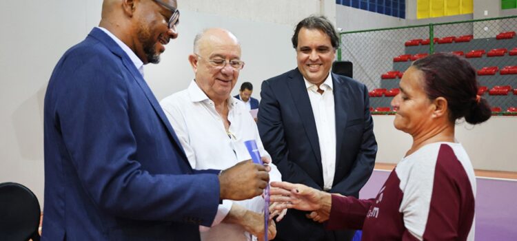 Prefeitura entrega escrituras de casas aos moradores da comunidade de Prato Branco