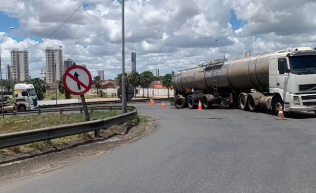 Trecho da BR-324 é liberado mais de 13 horas após carreta carregada com produto químico quebrar na rodovia