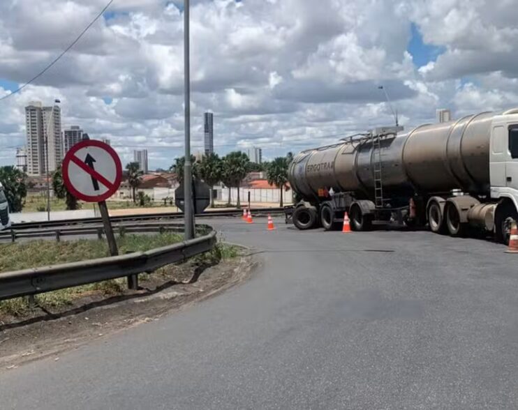 Trecho da BR-324 é liberado mais de 13 horas após carreta carregada com produto químico quebrar na rodovia