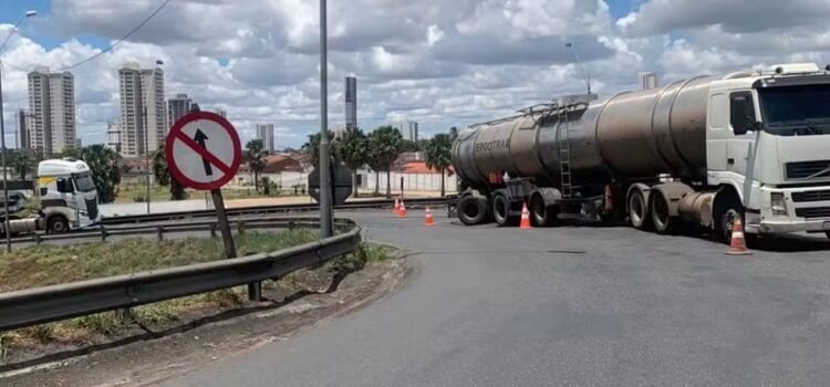 Trecho da BR-324 é liberado mais de 13 horas após carreta carregada com produto químico quebrar na rodovia