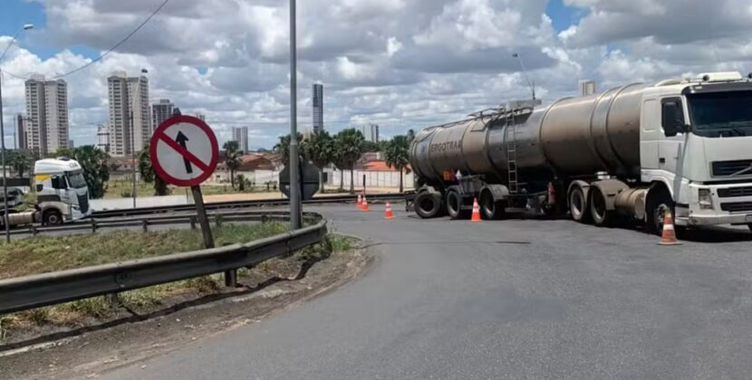 Trecho da BR-324 é liberado mais de 13 horas após carreta carregada com produto químico quebrar na rodovia