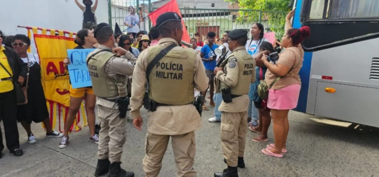 Manifestação no terminal central protesta contra aumento da passagem em Feira de Santana