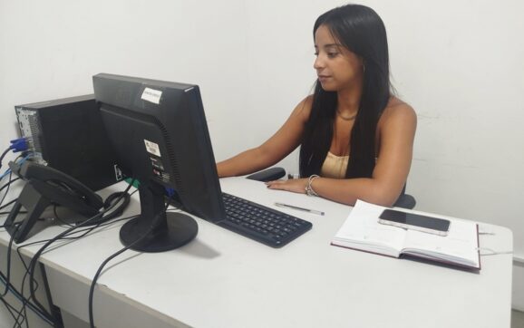 Secretaria da Mulher amplia atendimento jurídico e resolve mais de 900 casos em 2025