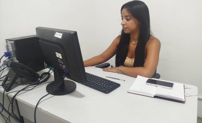 Secretaria da Mulher amplia atendimento jurídico e resolve mais de 900 casos em 2025