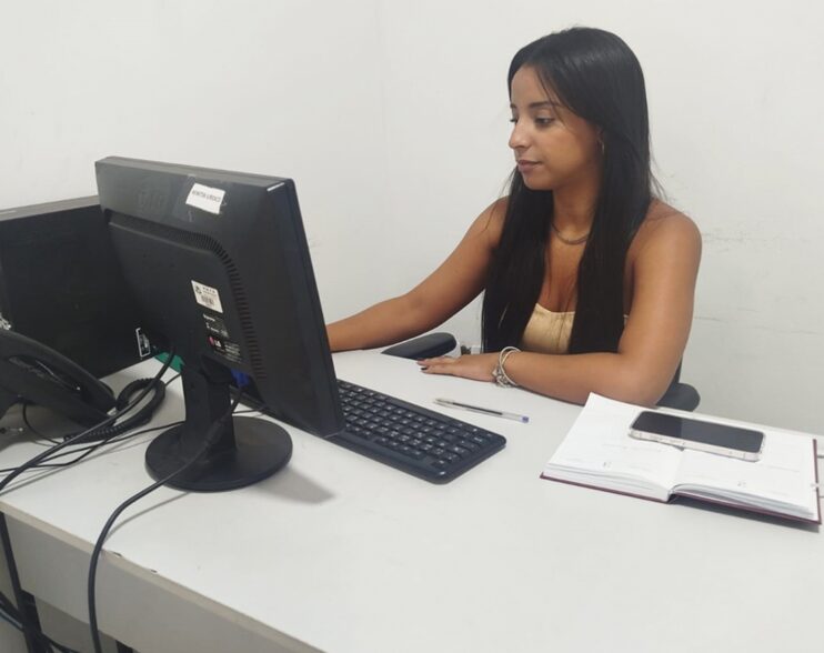 Secretaria da Mulher amplia atendimento jurídico e resolve mais de 900 casos em 2025