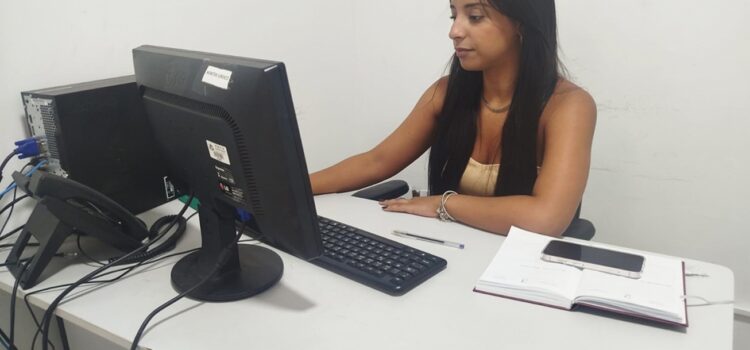 Secretaria da Mulher amplia atendimento jurídico e resolve mais de 900 casos em 2025