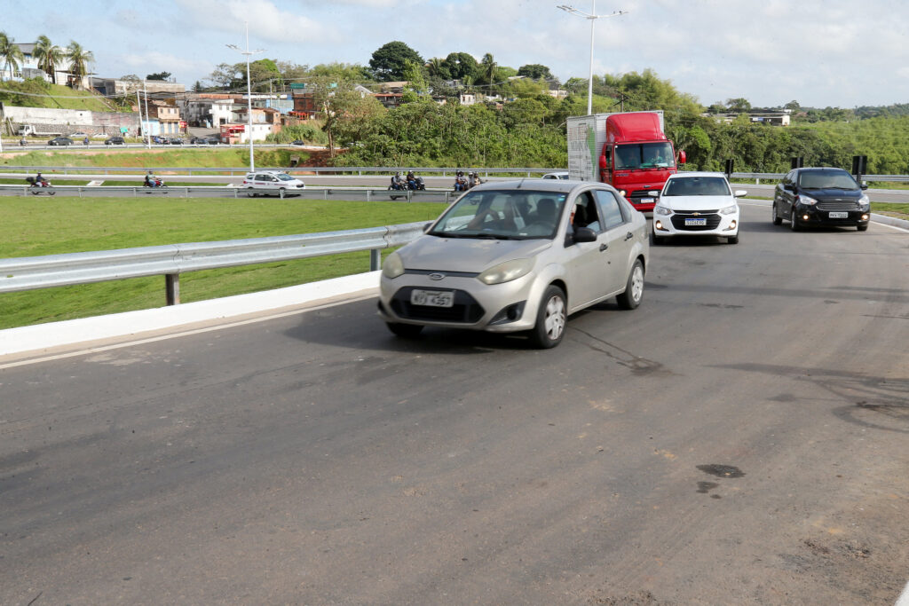 Termina no próximo dia 10 de fevereiro o prazo para que os motoristas baianos contribuintes do IPVA aproveitem o super desconto de 15% na antecipação do imposto. A uma semana do encerramento desta oportunidade de aproveitar um dos maiores descontos do país, a Secretaria da Fazenda do Estado (Sefaz-Ba) lembra que para fazer jus a esta condição especial é preciso pagar o valor total do imposto devido em 2026. As condições de pagamento e a tabela do IPVA 2026 estão disponíveis no www.sefaz.ba.gov.br.
De acordo com o Departamento Estadual de Trânsito da Bahia (Detran-Ba), o contribuinte deve estar atento, pois o licenciamento completo do veículo engloba outros itens além do IPVA, ou seja, para o automóvel estar regularizado é necessário quitar também débitos do licenciamento anual e multas, se houver.
Outro alerta do Detran-Ba diz respeito à emissão do Certificado de Registro e Licenciamento do Veículo Eletrônico (CRLV-e). O documento não é mais enviado para o endereço do contribuinte, por isso é necessário que, após o pagar o licenciamento, o contribuinte gere o arquivo digital no ba.gov.br, para em seguida imprimir ou salvar no celular.
Fácil de pagar
O Estado da Bahia ampliou as facilidades ao permitir o pagamento do IPVA à vista, via Pix, em qualquer instituição bancária: o licenciamento integrado — que reúne IPVA, taxa de licenciamento e eventuais multas — pode ser realizado de forma 100% digital por meio da plataforma ba.gov.br. Para isso, basta acessar a página, entrar com usuário e senha, e escolher o serviço: “Pagar Licenciamento Cota Única”. Depois é só colocar o número do Renavam do veículo e gerar o Documento de Arrecadação Estadual (DAE), que já vem com o código de barras e o QR Code do pix.
Esse já é o terceiro ano em que a modalidade de pagamento é adotada pela Sefaz-Ba, em parceria com o Detran e a Secretaria da Administração (Saeb), responsável pela plataforma. O ba.gov.br pode ser acessado, ainda, utilizando-se usuário e senha do gov.br, plataforma digital unificada do Governo Federal.
Também é possível quitar o IPVA em uma agência ou caixa eletrônico do Banco do Brasil, Bradesco ou Bancoob, com o número do Renavam em mãos, ou utilizar os aplicativos e sites destes bancos pelo smartphone ou computador.
Outras opções
Caso não possa pagar até o dia 10 de fevereiro, o contribuinte tem ainda a opção de quitar o imposto com 8% de desconto, de acordo com a Sefaz-Ba. Para isso, é necessário que faça o pagamento do valor integral do tributo até o dia do vencimento da primeira cota do parcelamento previsto para o seu veículo, de acordo com o calendário do IPVA 2026.
O Estado da Bahia manteve também a possibilidade de parcelamento em cinco vezes, que pode ser feito conforme o calendário anual, levando em conta o número final da placa do veículo. Caso a opção seja por parcelar o IPVA, o contribuinte deve se lembrar de que os débitos referentes à taxa de licenciamento e a eventuais multas de trânsito deverão ser pagos até o prazo final do pagamento em cota única ou da quinta parcela do IPVA.
O imposto do exercício atual só poderá ser parcelado se o valor do débito for igual ou superior a R$ 120,00. A Sefaz-Ba lembra que a opção do parcelamento referente a débitos anteriores a 2026 será admitida apenas caso este pagamento ocorra junto com o do exercício atual.
Fonte: Ascom/Sefaz-BA