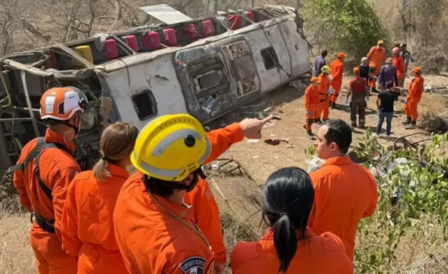 Capotamento de ônibus que levava romeiros deixa 15 mortos em Alagoas