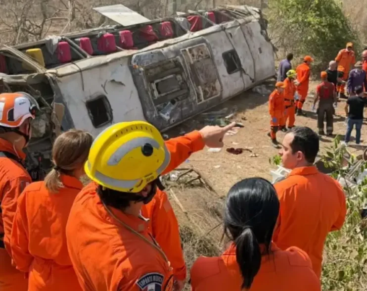 Capotamento de ônibus que levava romeiros deixa 15 mortos em Alagoas