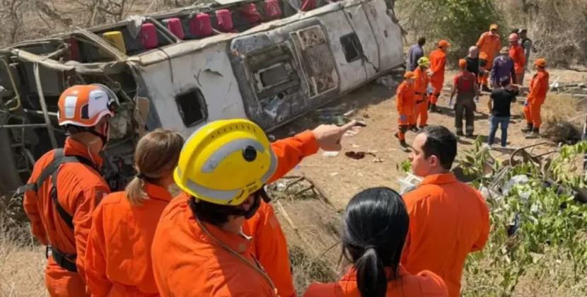 Capotamento de ônibus que levava romeiros deixa 15 mortos em Alagoas