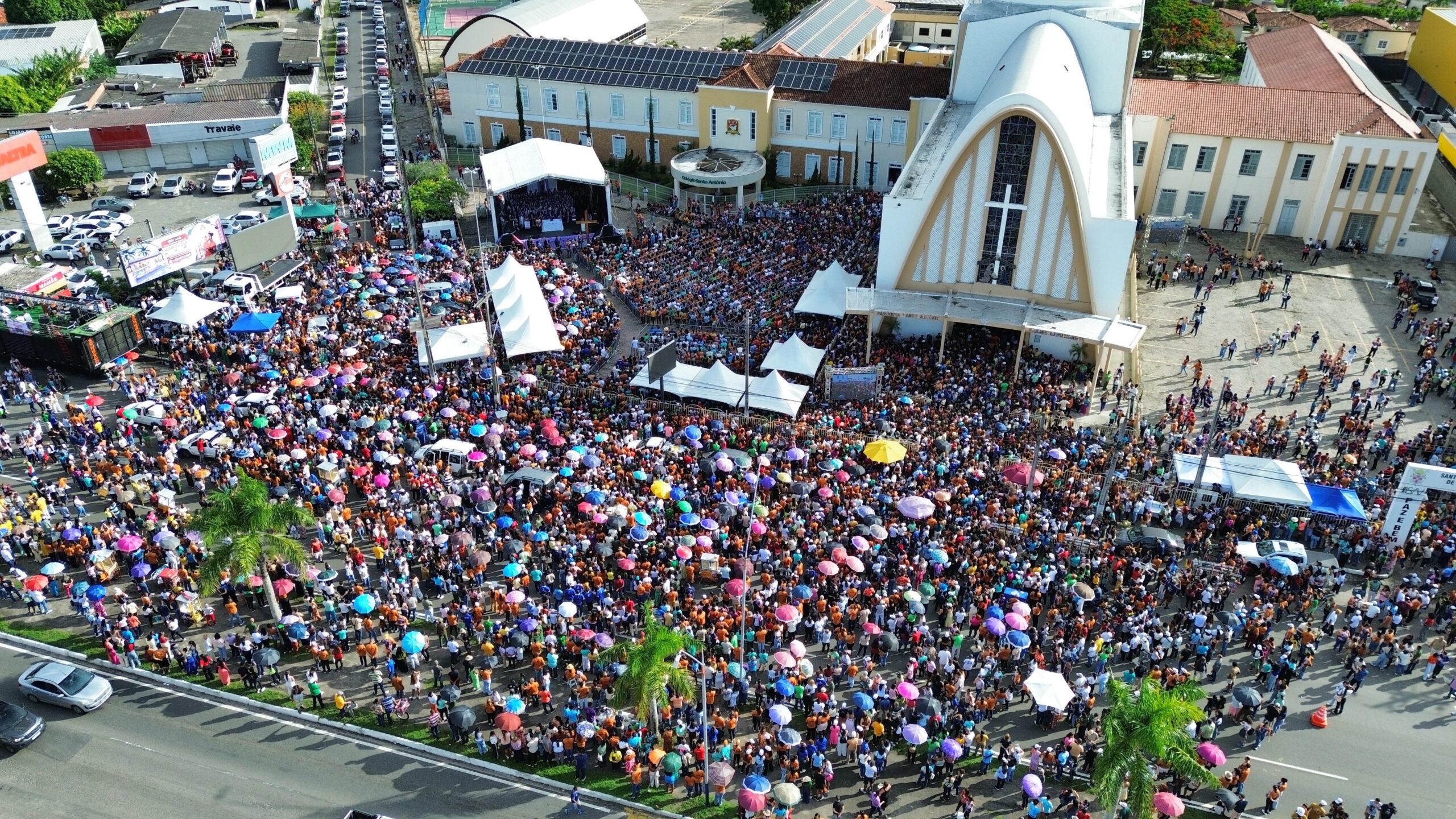 12ª Caminhada do Perdão reúne milhares de fiéis nas ruas de Feira de Santana