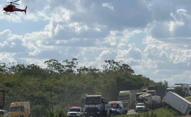 Tragédia na BR-324: engavetamento envolve nove veículos e deixa morto