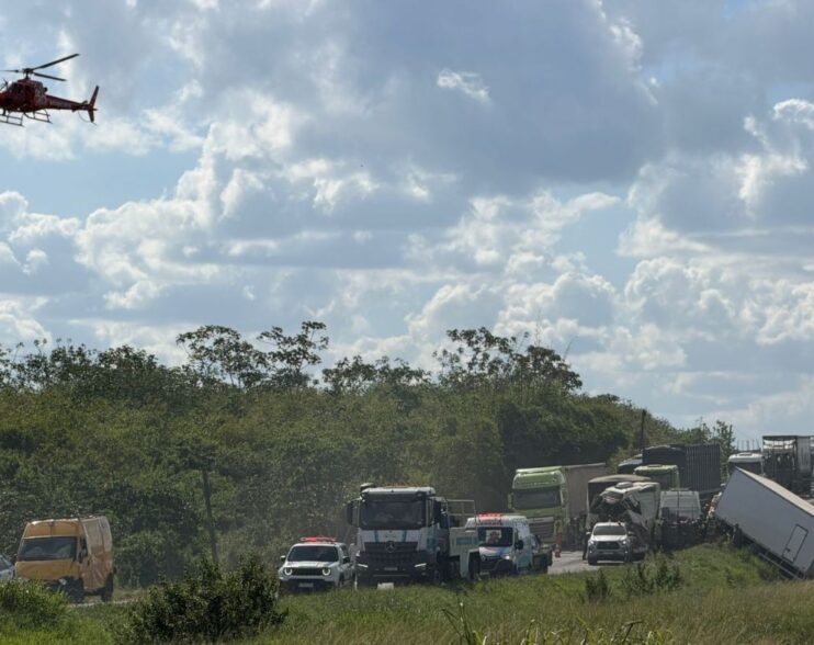 Tragédia na BR-324: engavetamento envolve nove veículos e deixa morto