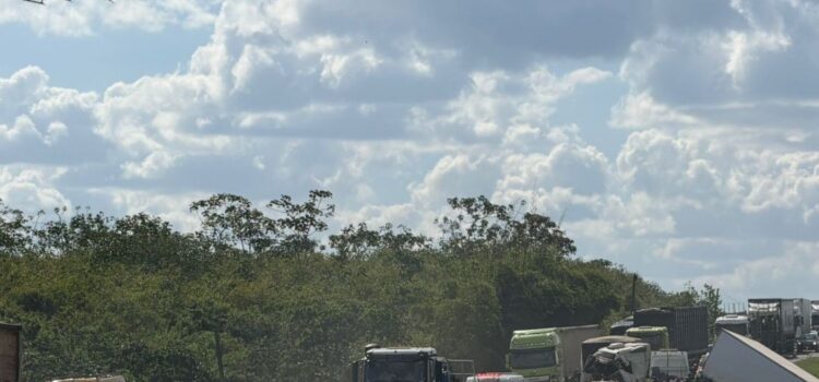 Tragédia na BR-324: engavetamento envolve nove veículos e deixa morto