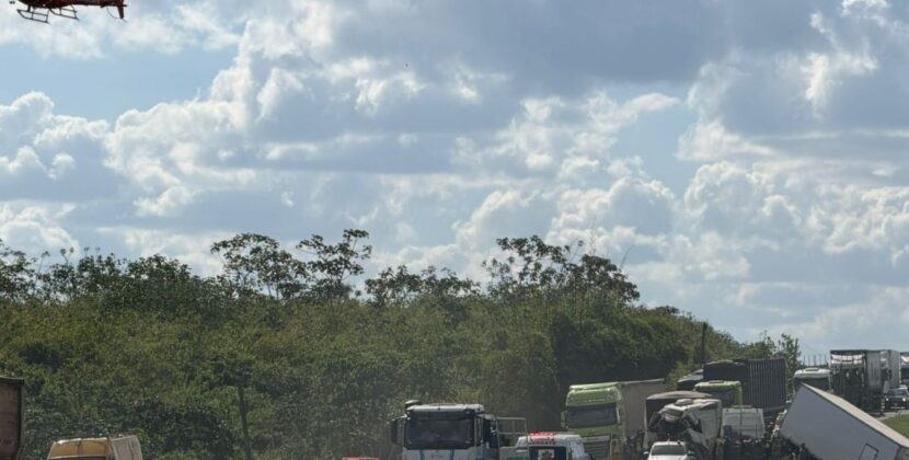 Tragédia na BR-324: engavetamento envolve nove veículos e deixa morto