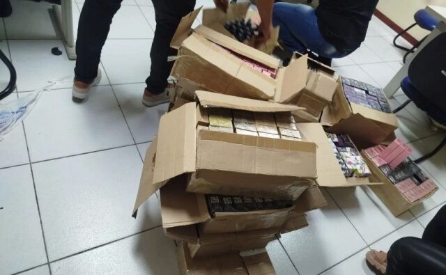 Operação da Polícia Civil apreende 870 perfumes falsificados no centro de Feira de Santana