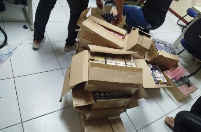 Operação da Polícia Civil apreende 870 perfumes falsificados no centro de Feira de Santana