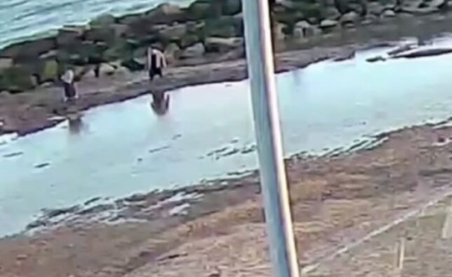 Heróis salvam mãe e filha que afundavam na areia e não conseguiam sair