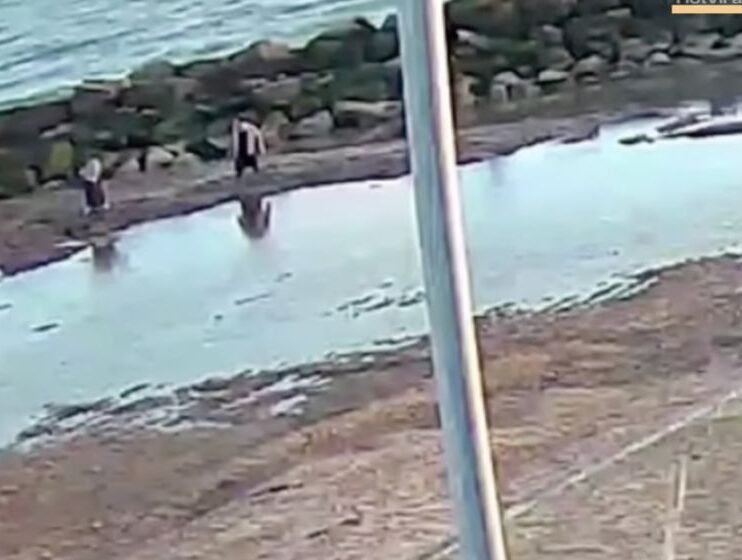 Heróis salvam mãe e filha que afundavam na areia e não conseguiam sair