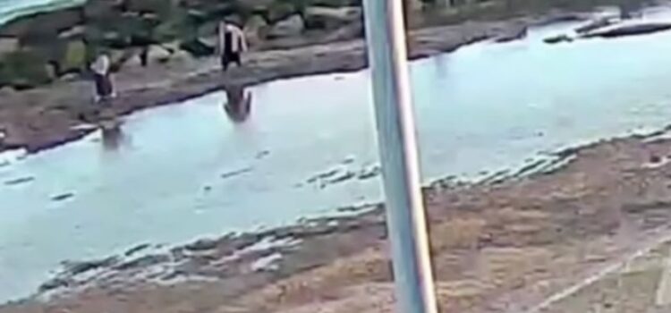 Heróis salvam mãe e filha que afundavam na areia e não conseguiam sair