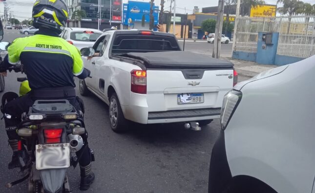 Preso em flagrante motorista de veículo com placa adulterada que atropelou agente de trânsito