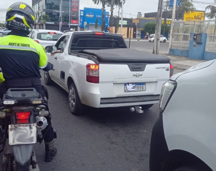Preso em flagrante motorista de veículo com placa adulterada que atropelou agente de trânsito