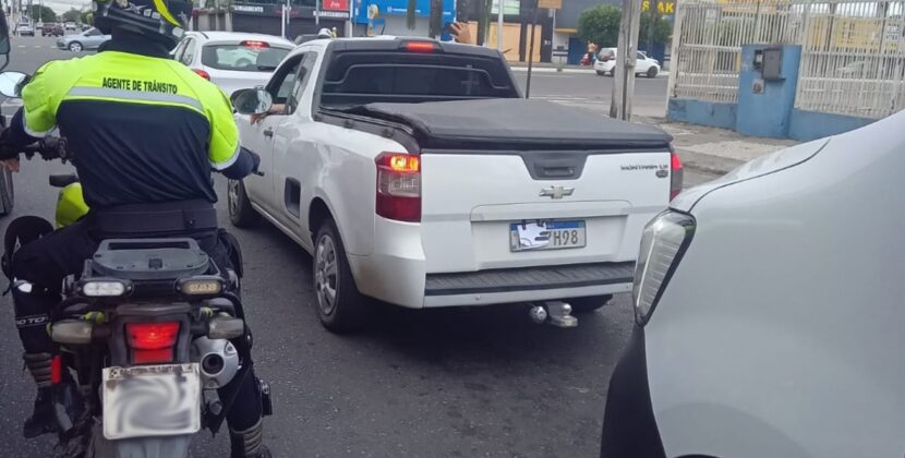 Preso em flagrante motorista de veículo com placa adulterada que atropelou agente de trânsito