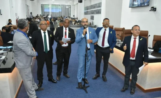 Câmara Municipal aprova reajuste de 5,4% para os professores, mas exclui aposentados