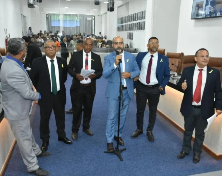 Câmara Municipal aprova reajuste de 5,4% para os professores, mas exclui aposentados