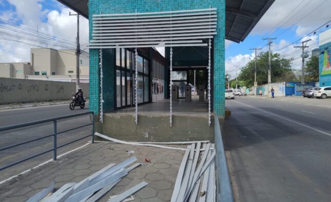 Vandalismo e furto de cabos deixam rastro de destruição nas estações do BRT em Feira