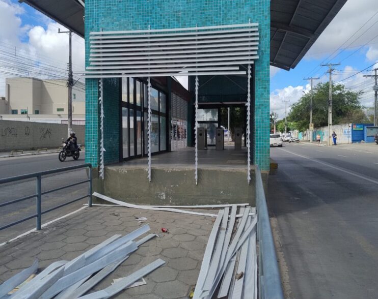 Vandalismo e furto de cabos deixam rastro de destruição nas estações do BRT em Feira