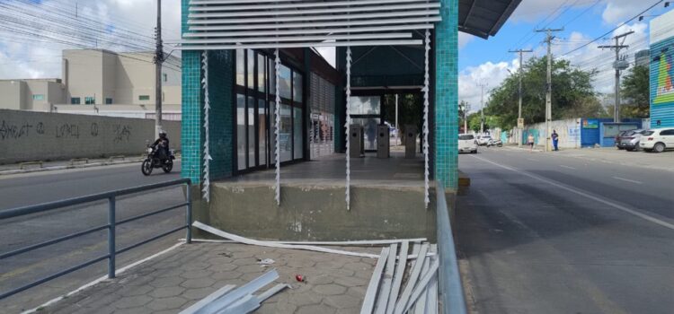 Vandalismo e furto de cabos deixam rastro de destruição nas estações do BRT em Feira