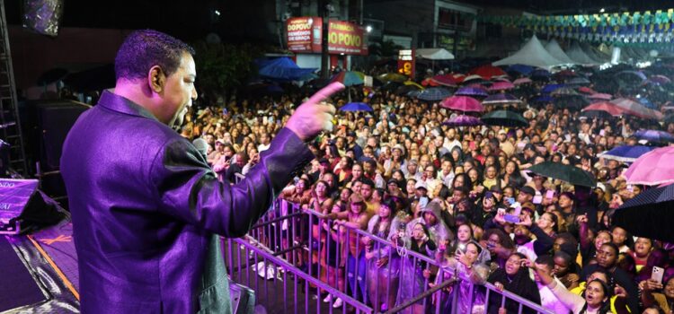 Raça Negra embala multidão e encerra último dia do São Pedro de Humildes com praça lotada
