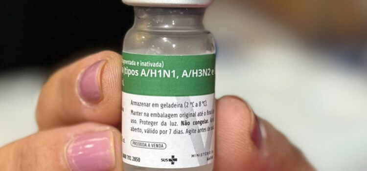 Saúde aplica 873 doses da vacina contra a gripe durante ação no Shopping Avenida