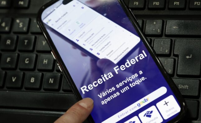Receita paga nesta terça maior lote de restituição do IR da história