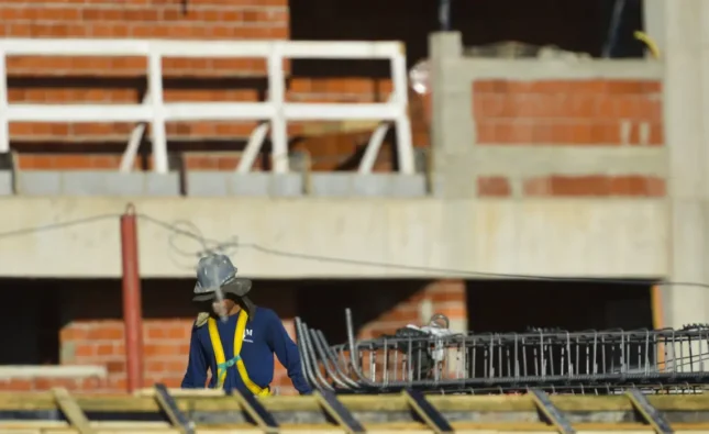 Construção empregou 2,5 milhões e pagou média de 2,1 salários mínimos