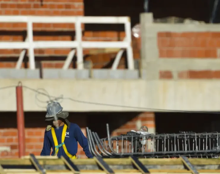 Construção empregou 2,5 milhões e pagou média de 2,1 salários mínimos