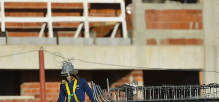 Construção empregou 2,5 milhões e pagou média de 2,1 salários mínimos
