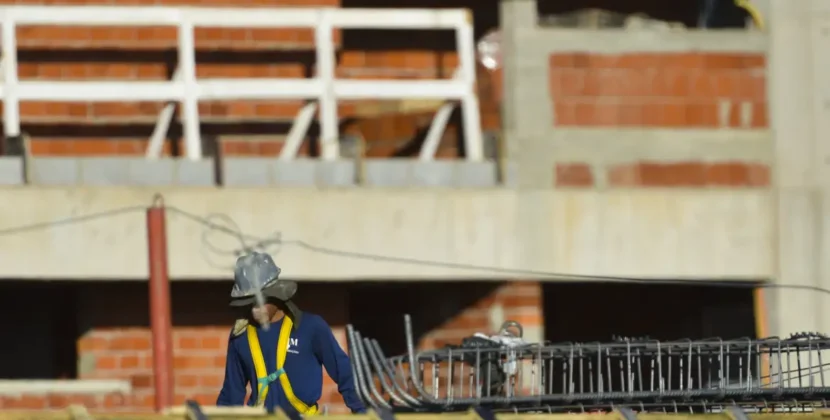 Construção empregou 2,5 milhões e pagou média de 2,1 salários mínimos