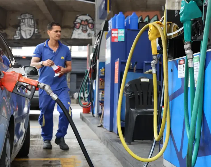 Subsídio de R$ 0,44 por litro da gasolina é prorrogado por 30 dias