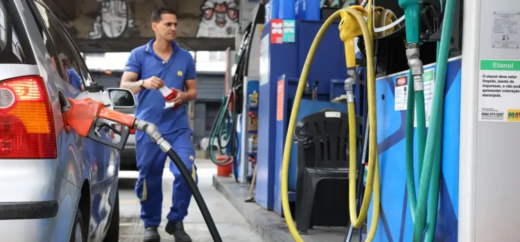 Subsídio de R$ 0,44 por litro da gasolina é prorrogado por 30 dias