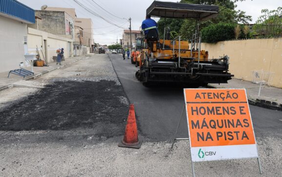 Obras de pavimentação asfáltica avançam no bairro Brasília e chegam a mais quatro ruas