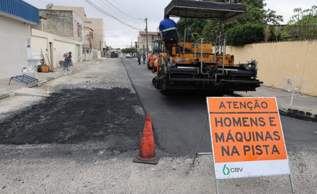 Obras de pavimentação asfáltica avançam no bairro Brasília e chegam a mais quatro ruas