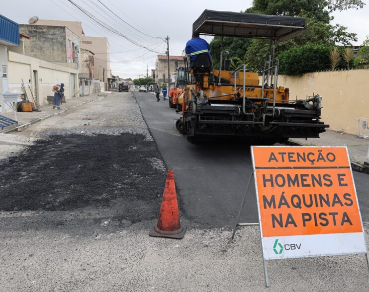 Obras de pavimentação asfáltica avançam no bairro Brasília e chegam a mais quatro ruas