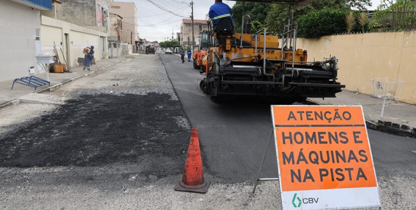 Obras de pavimentação asfáltica avançam no bairro Brasília e chegam a mais quatro ruas