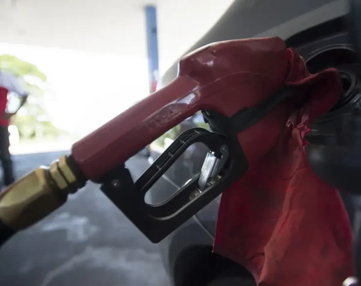 Com nova alta mundial do petróleo, governo mantém desconto na gasolina
