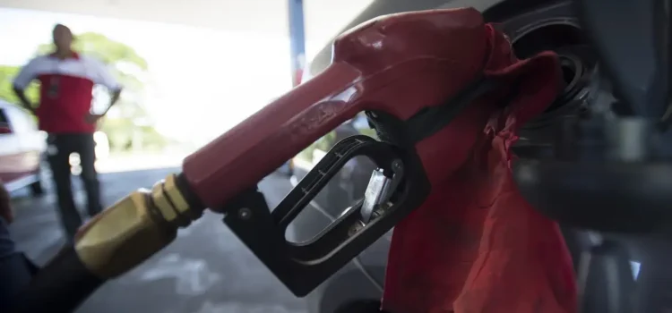 Com nova alta mundial do petróleo, governo mantém desconto na gasolina