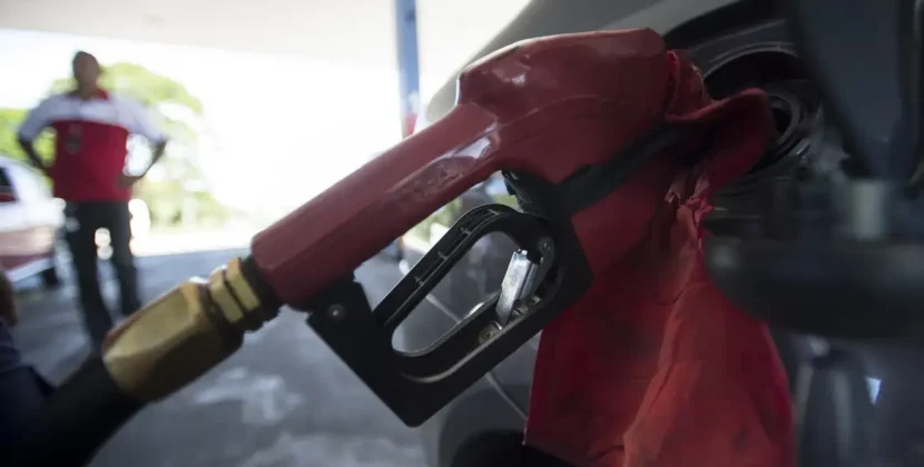 Com nova alta mundial do petróleo, governo mantém desconto na gasolina