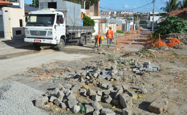 Prefeitura de Feira de Santana implanta drenagem na Avenida Iguatemi para combater erosão no asfalto